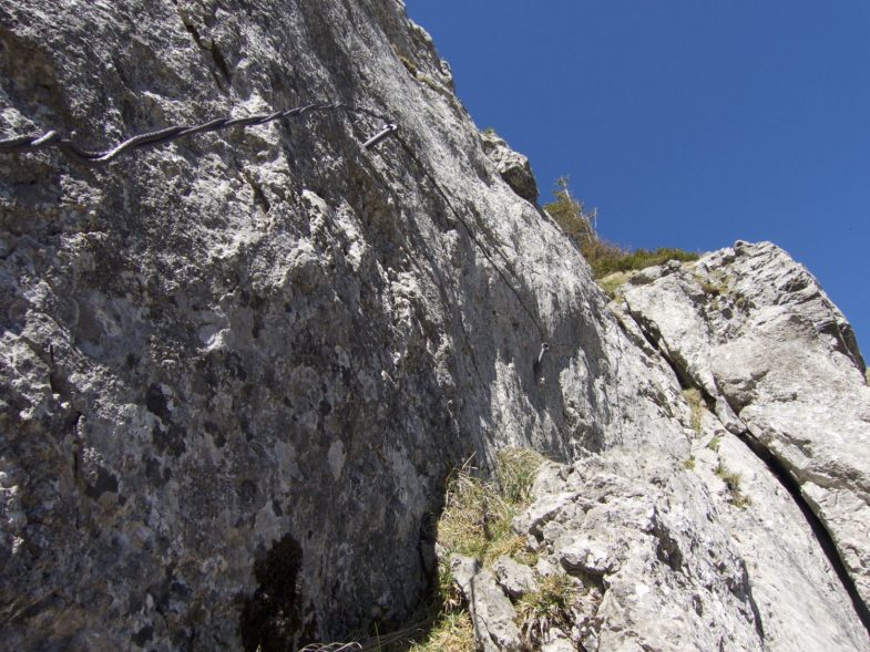 Da ist schon die Steighilfe- ganz vertrauen würde ich nicht. Als Hilfe aber völlig ausreichend